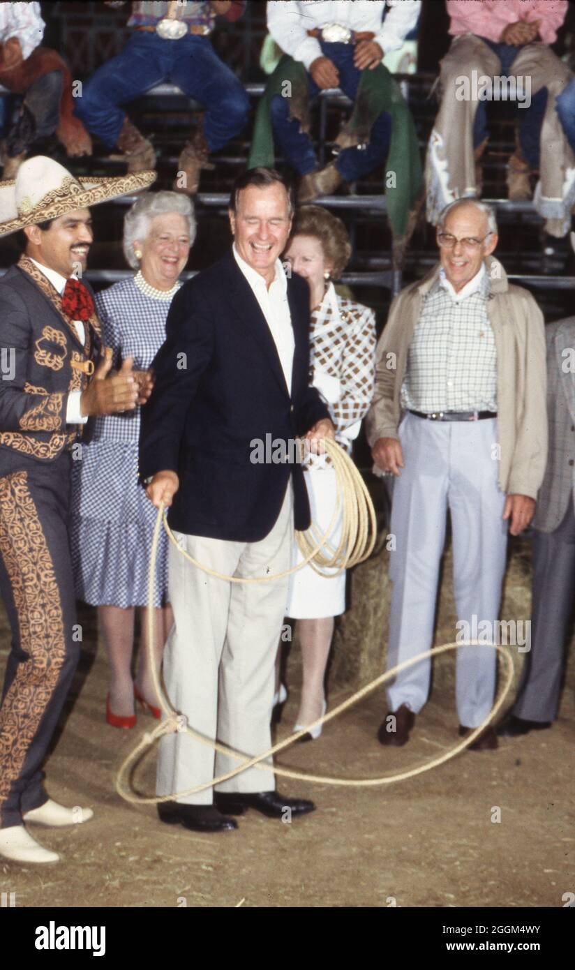 Houston Texas USA, 12. Juli 1990: US-Präsident George H.W. Bush versucht Trickropping bei einem texanischen Rodeo, das für Teilnehmer des Wirtschaftsgipfels der Industrienationen mit Weltführern veranstaltet wird. ©Bob Daemmrich Stockfoto