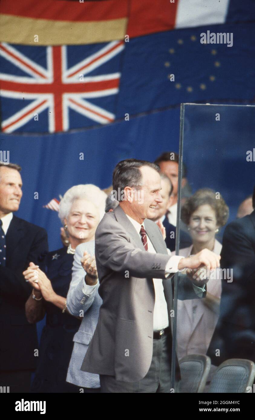 Houston Texas USA, Juli 1990: Kugelfestes Glas schützt US-Präs. George H. W. Bush und First Lady Barbara Bush mit anderen Staats- und Regierungschefs der Welt während einer formellen Sitzung auf dem Wirtschaftsgipfel der Industrienationen. ©Bob Daemmrich Stockfoto