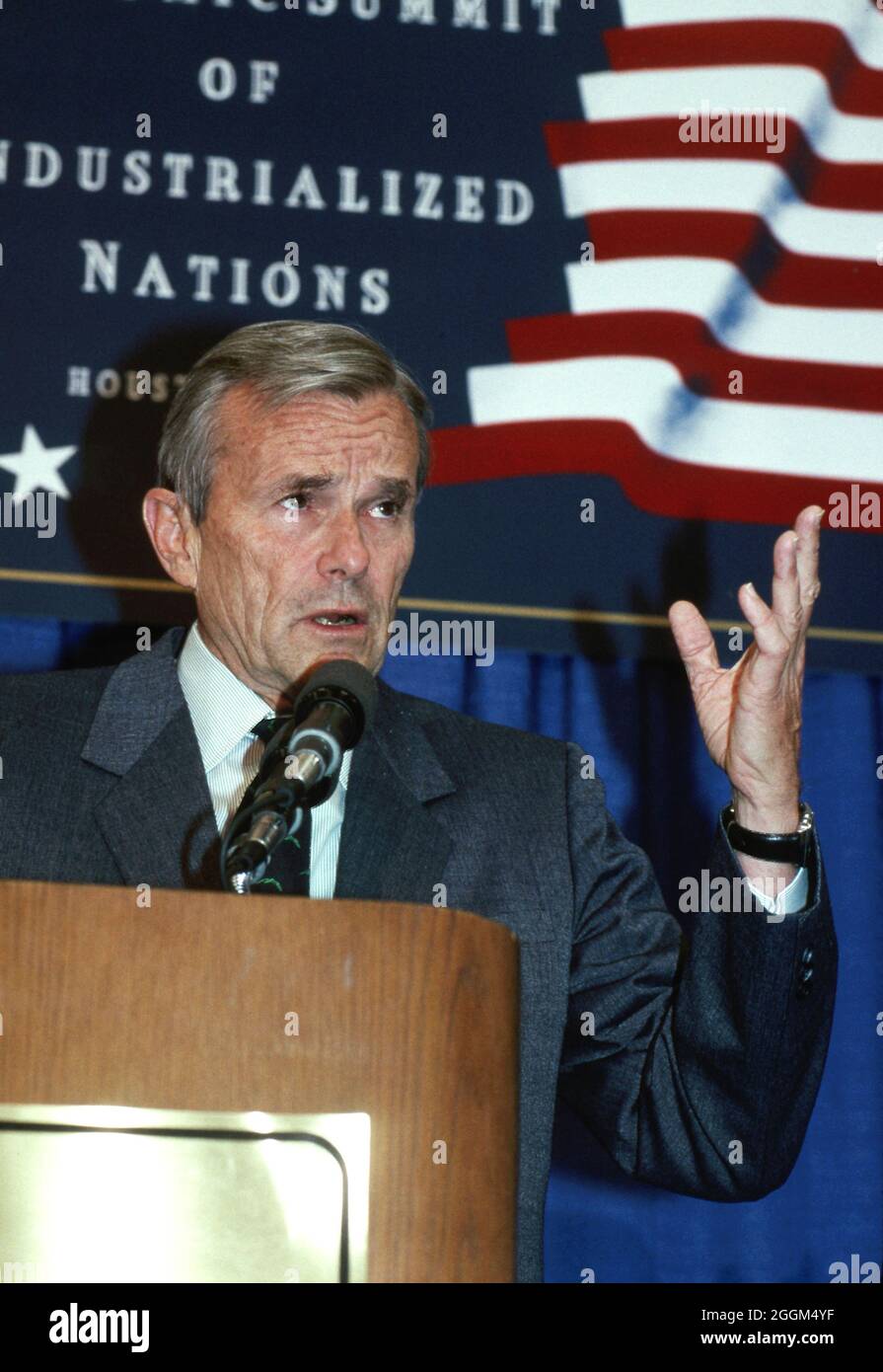 Houston Texas USA, Juli 1990: US-Finanzminister NicholBrady spricht beim Houston Economic Summit of Industrialized Nations vor führenden Politikern der Welt. Präsident George H. W. Bush moderierte die Veranstaltung, die auch als G7-Wirtschaftsgipfel bezeichnet wird. ©Bob Daemmrich Stockfoto