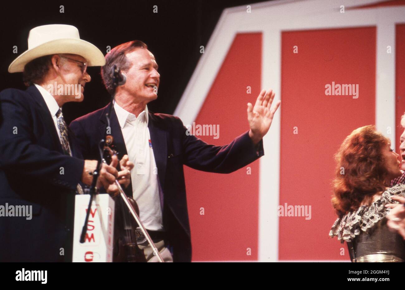 Houston Texas USA, Juli 1990: US-Präs. George H.W. Bush trifft Grand Old Opry-Sänger bei einem gesellschaftlichen Ereignis während des Houston Economic Summit of Industrialized Nations. ©Bob Daemmrich Stockfoto