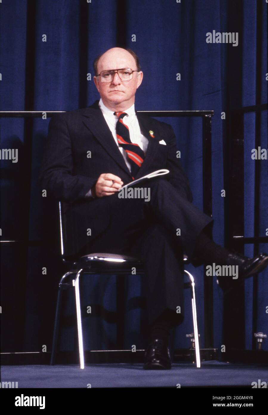 Houston, Texas, USA, 19. Juli 1990: Marlin Fitzwater, Pressesprecherin des Weißen Hauses, sitzt während einer Veranstaltung auf dem Houston Economic Summit of Industrialized Nations auf der Bühne. ©Bob Daemmrich Stockfoto
