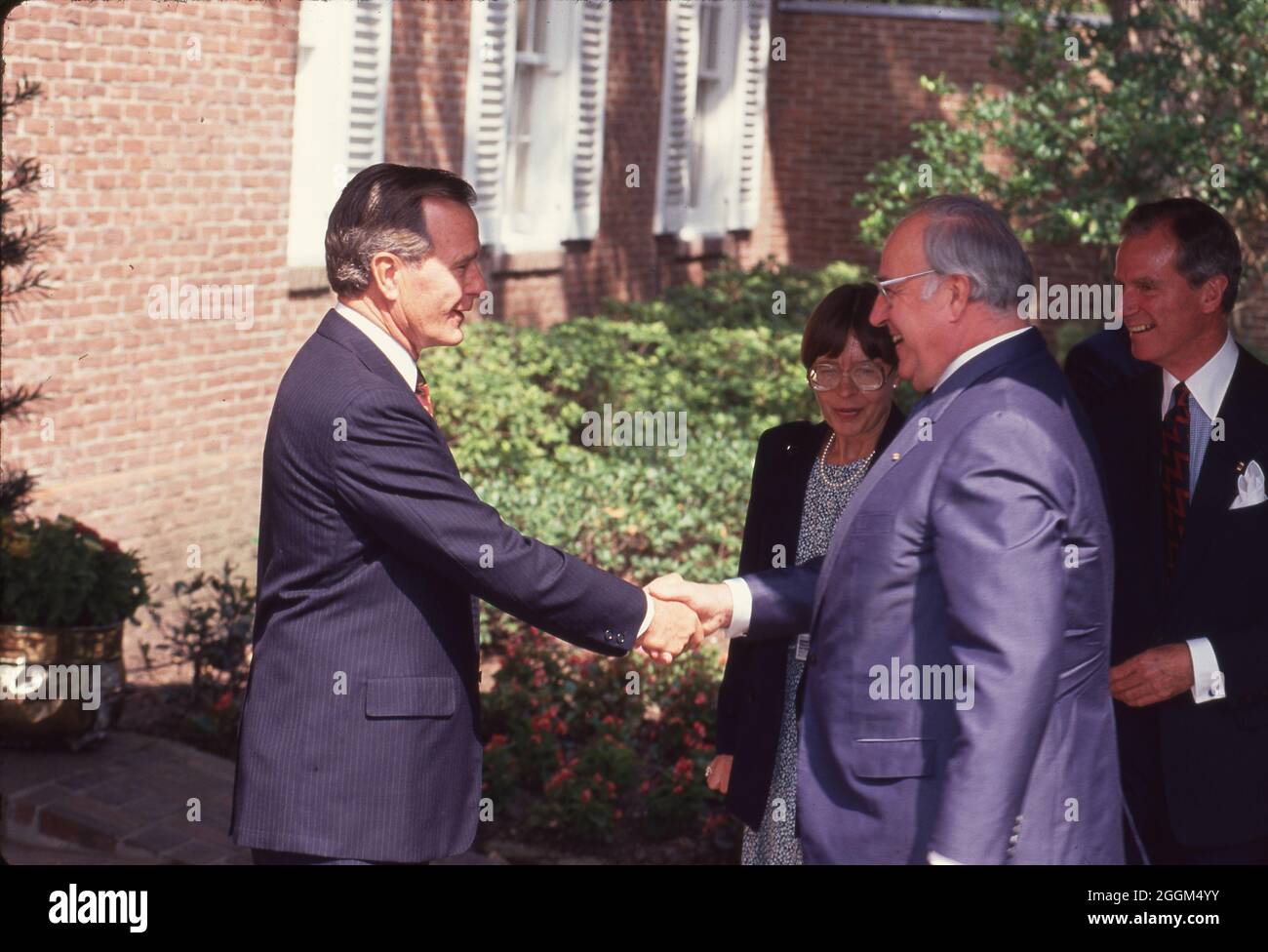 Houston Texas USA, Juli 1990: Präsident George H.W. Bush, links, begrüßt Bundeskanzler Helmut Kohl während einer Pressekonferenz auf dem Houston Economic Summit of Industrialized Nations. ©Bob Daemmrich Stockfoto