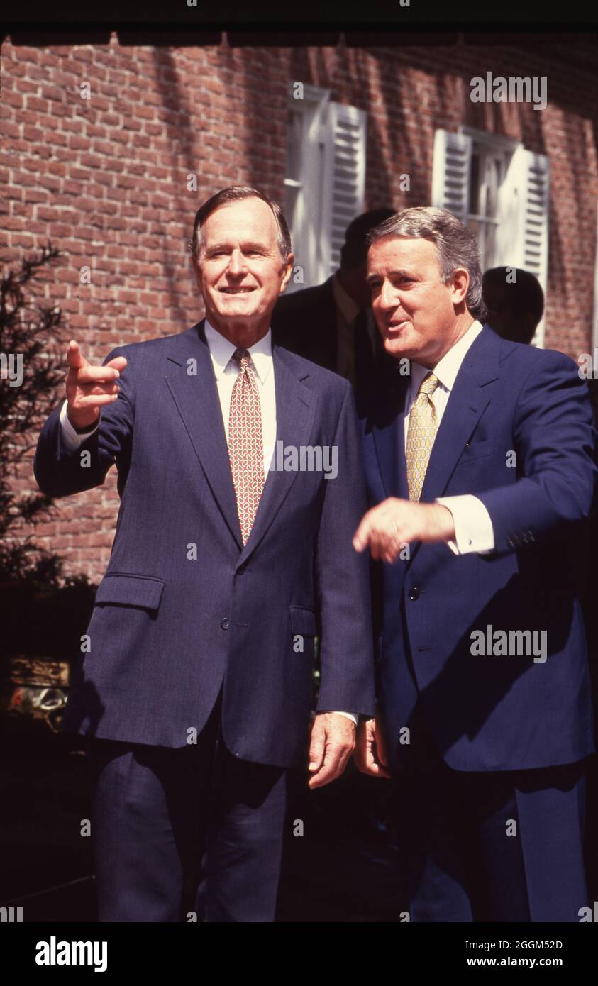 Houston Texas USA, Juli 1990: Der kanadische Premierminister Brian Mulroney, rechts, und der US-Präsident George H.W. Bush auf dem Houston Economic Summit of Industrialized Nations. ©Bob Daemmrich Stockfoto