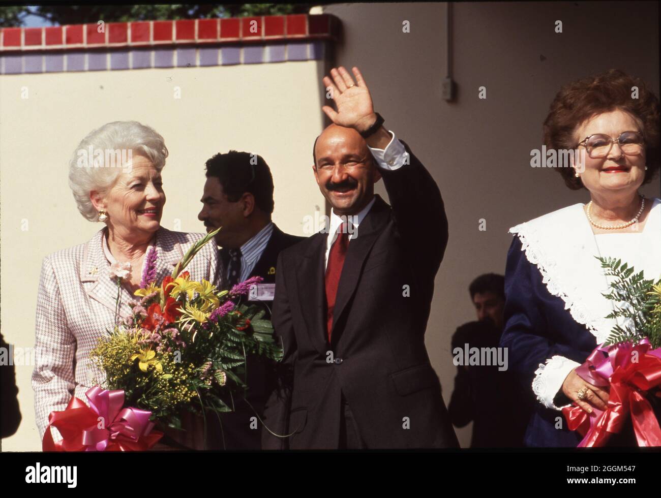 San Antonio Texas USA, April 1991: Die Gouverneurin von Texas, Ann Richards, links, geht mit dem mexikanischen Präsidenten Carlos Salinas und San Antonio, der Bürgermeisterin von Texas, Lila Cockrell, rechts, während des Besuchs des Präsidenten zur Förderung des Freihandels. ©Bob Daemmrich Stockfoto