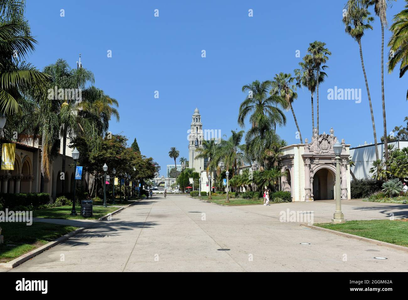 SAN DIEGO, KALIFORNIEN - 25. AUG 2021: Blick auf El Prado in Richtung Museum of US und California Tower. Stockfoto