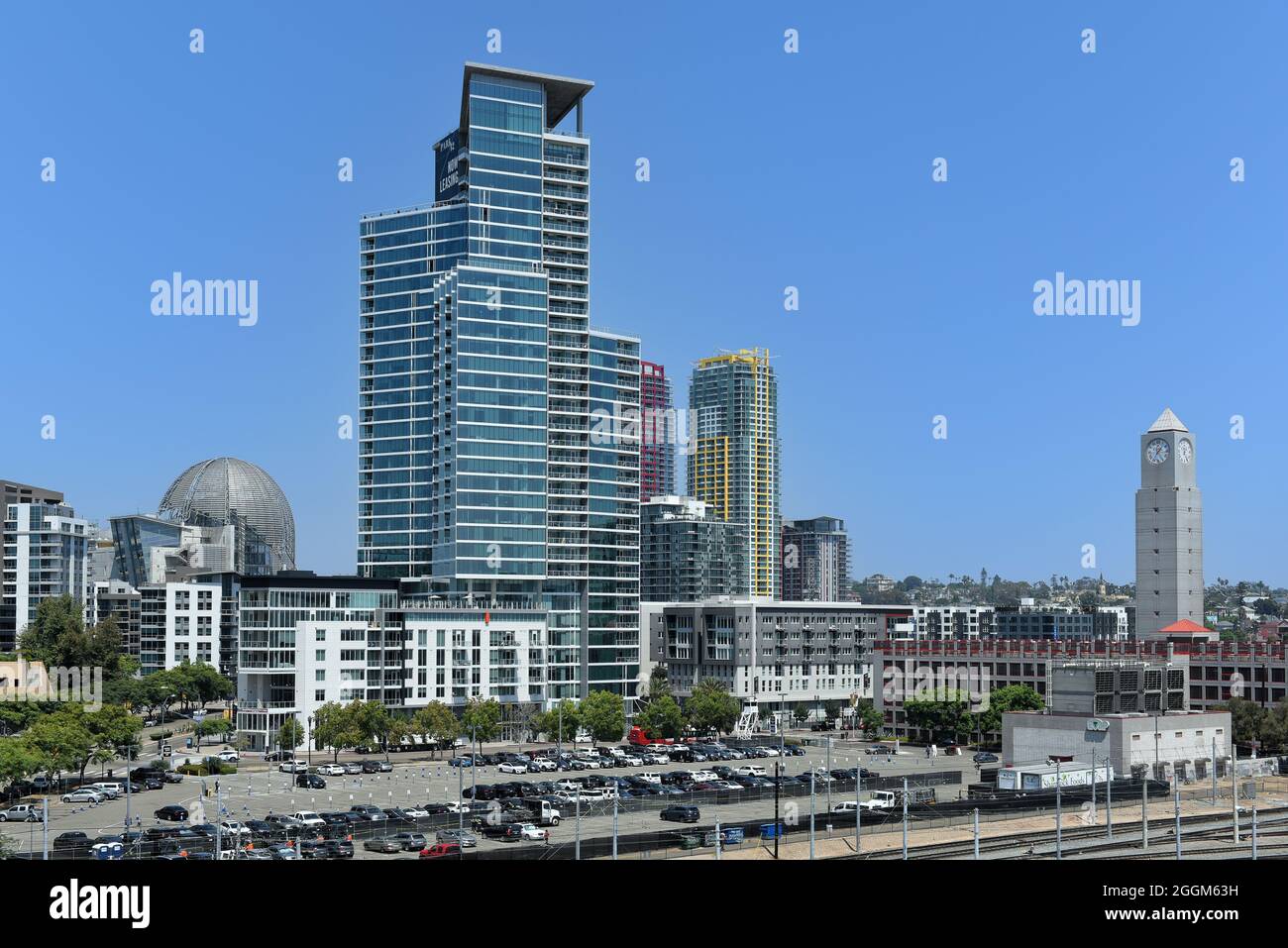 SAN DIEGO, KALIFORNIEN - 25. AUG 2021: Clock Tower an der MTS Station and Park 12 - The Collection, haustierfreundliches Apartmentgebäude. Stockfoto