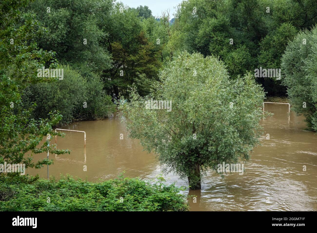 Mülheim an der Ruhr, Nordrhein-Westfalen, Deutschland - Hochwasser, die Ruhrstrand Freizeitanlage am Ruhrufer ist überflutet. Stockfoto