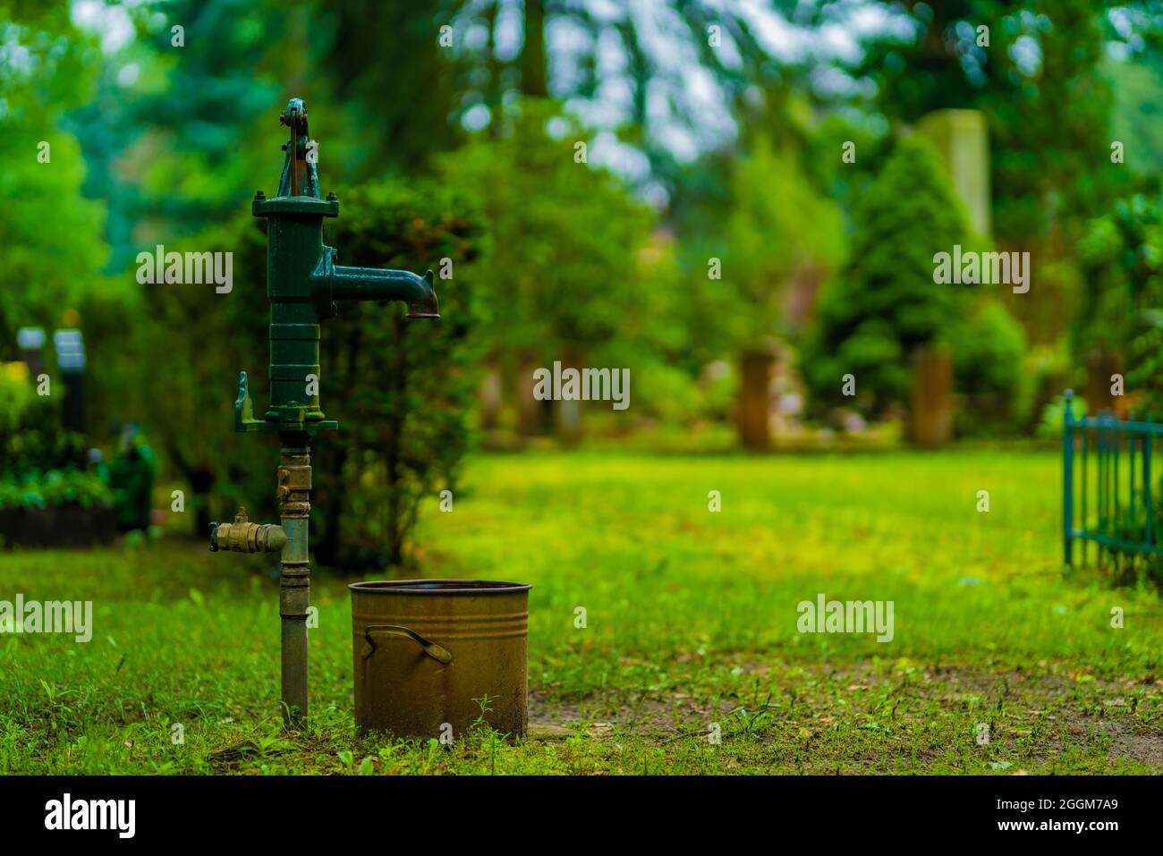 Handpumpe auf einem öffentlichen Friedhof, selektive Schärfe, schönes Bokeh Stockfoto