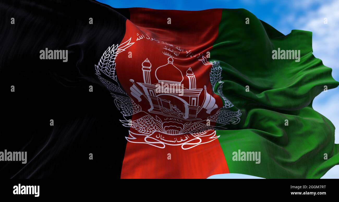 Flagge der Islamischen Republik Afghanistan winkt im Wind. Die Nationalflagge winkt. Vertikale Streifen mit dem Design einer weißen Moschee und Weizen Stockfoto
