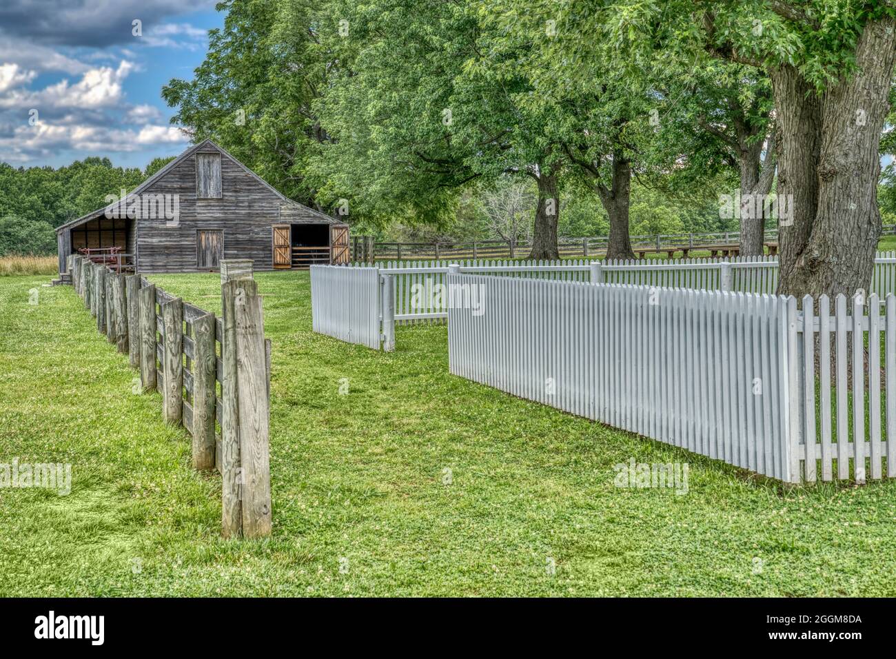 Ein weißer Zaun führt zum Stall gegenüber dem McLean House, dem Ort, an dem Lee sich an Grant hingab, im Appomattox Court House National Histor Stockfoto