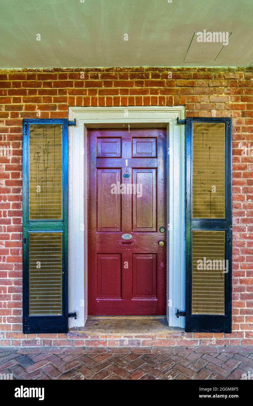 Eingangstür mit Fensterläden zur Residenz 1 des westlichen Pavillons des Akademischen Dorfes an der Universität von Virginia in Charlottesville. Stockfoto