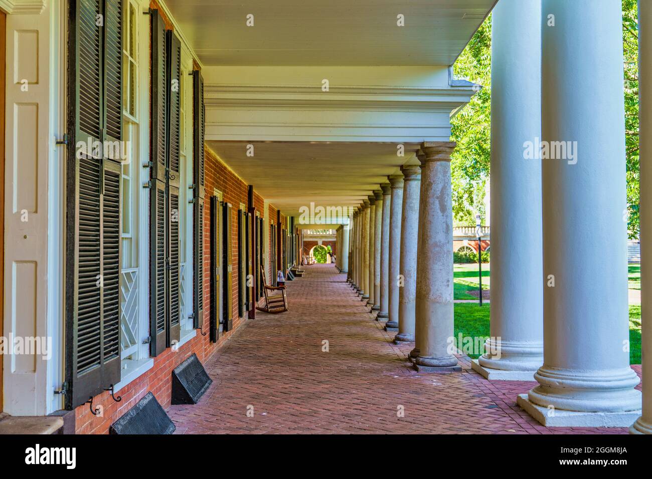 Der überdachte Gang des westlichen Pavillons des Akademischen Dorfes an der Universität von Virginia in Charlottesville. Stockfoto