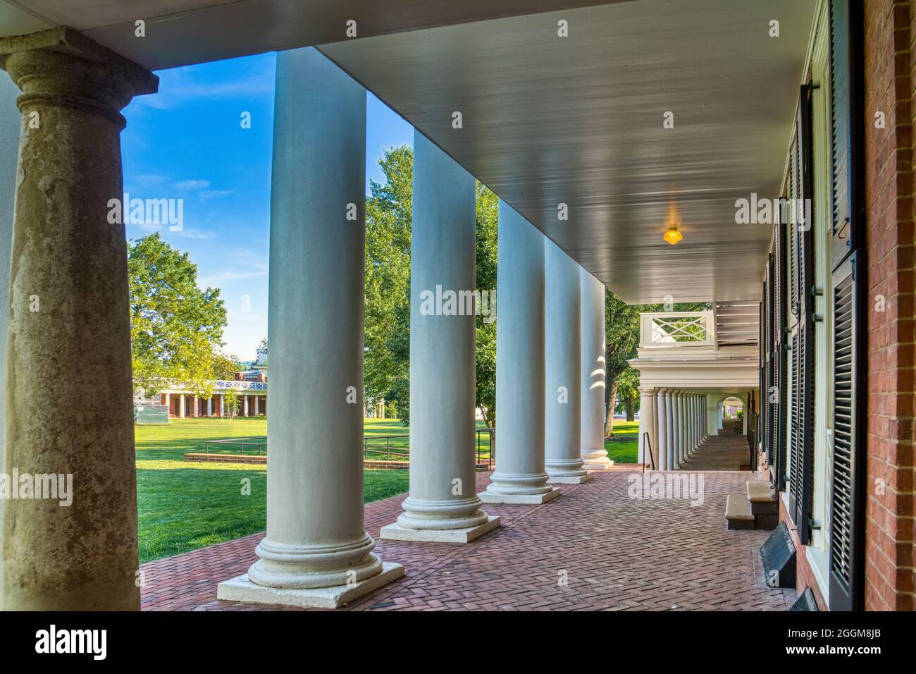 Der überdachte Gang des westlichen Pavillons des Akademischen Dorfes an der Universität von Virginia in Charlottesville. Stockfoto