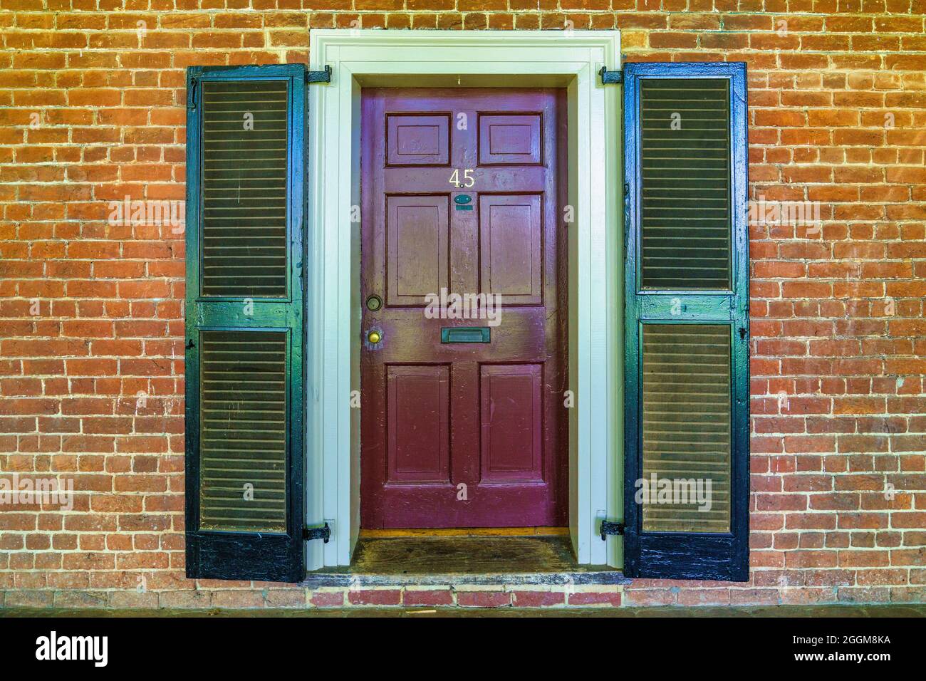 Eingangstür mit Fensterläden zur Residenz 45 des westlichen Pavillons des Akademischen Dorfes an der Universität von Virginia in Charlottesville. Stockfoto