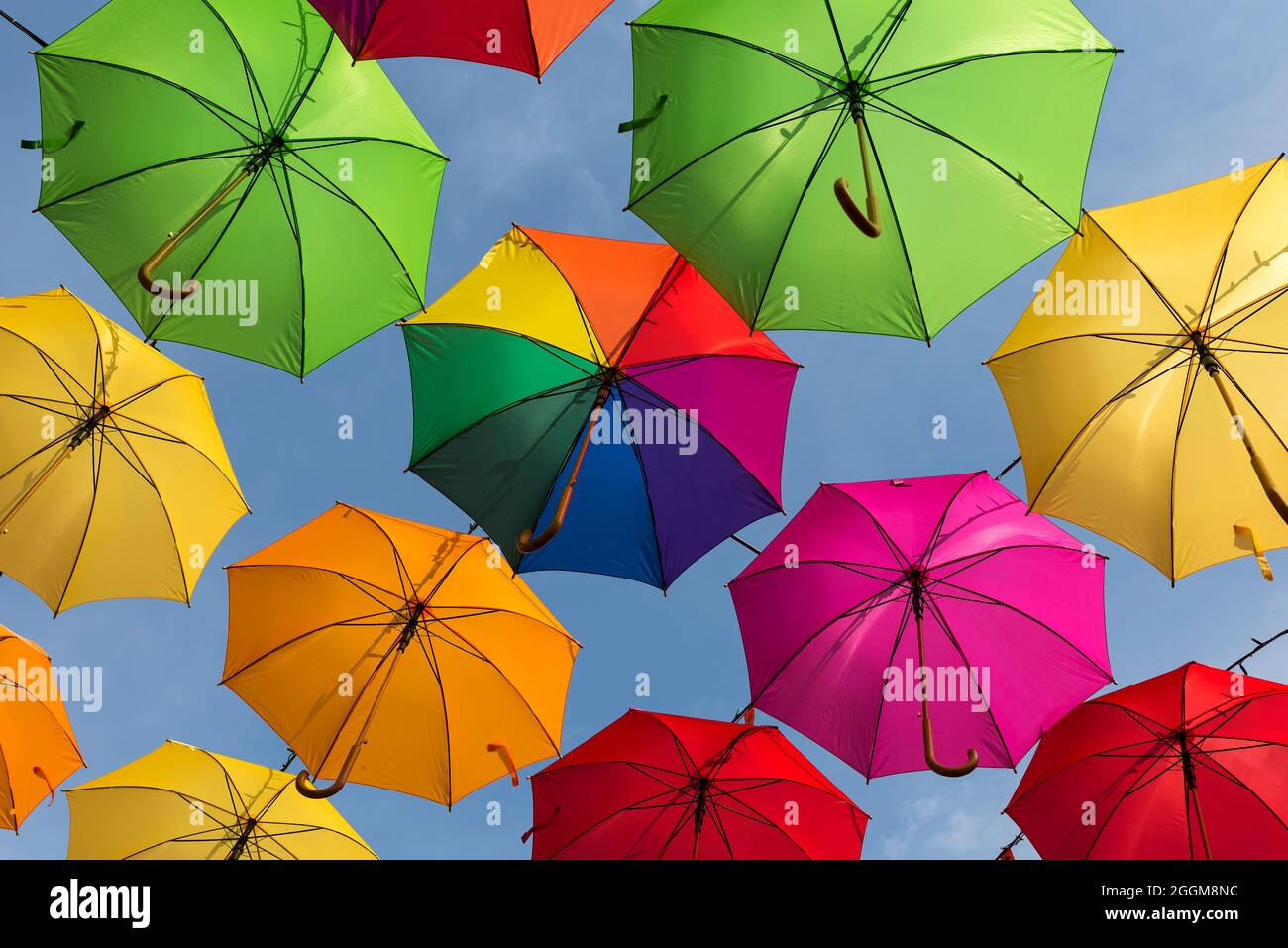 Bunte Regenschirme vor blauem Himmel in Masevaux im Elsass, Frankreich Stockfoto
