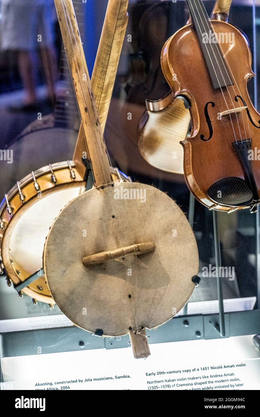 Altes Banjo und Geige im Blue Ridge Music Center auf dem Blue Ridge ...