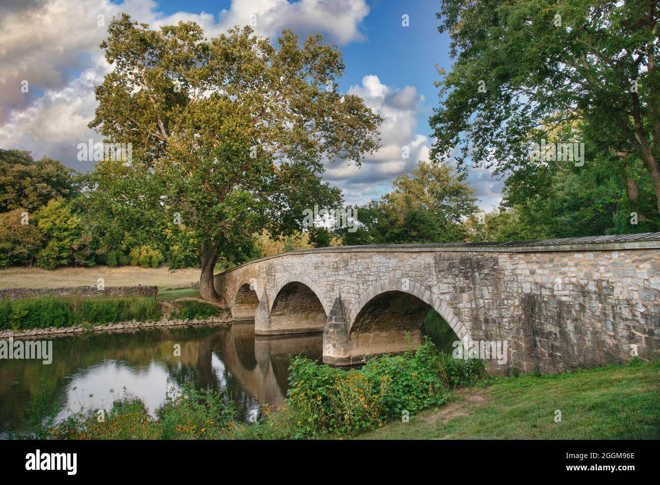 Die steinerne Burnside Bridge über Antietam Creek im Antietam National Battlefield in Maryland. Stockfoto