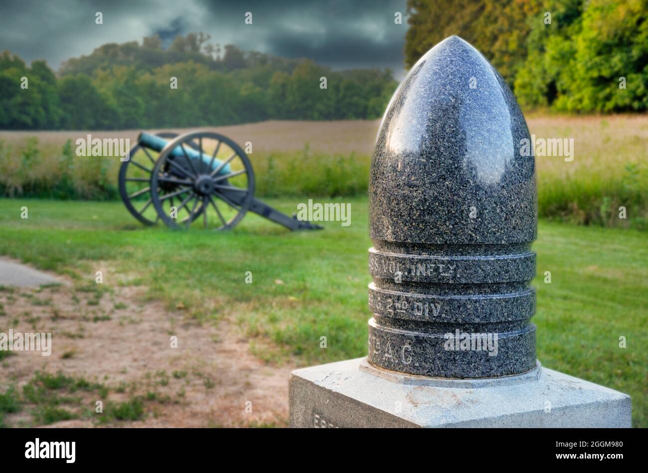 Das 21st Massachusetts Infantry Monument und die Kanone am Antietam Creek im Antietam National Battlefield in Maryland. Stockfoto