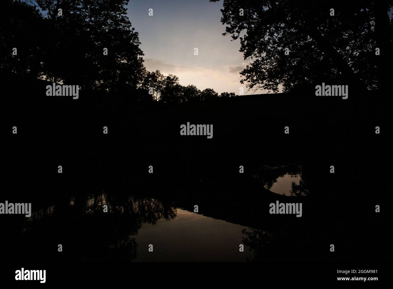 Am späten Nachmittag Shilouette der Burnside Bridge über Antietam Creek im Antietam National Battlefield in Maryland. Stockfoto