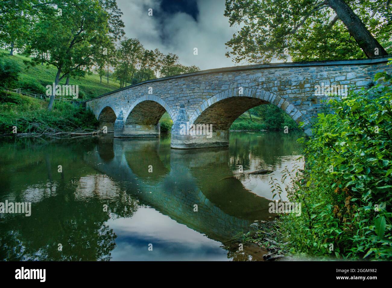 Die steinerne Burnside Bridge über Antietam Creek im Antietam National Battlefield in Maryland. Stockfoto