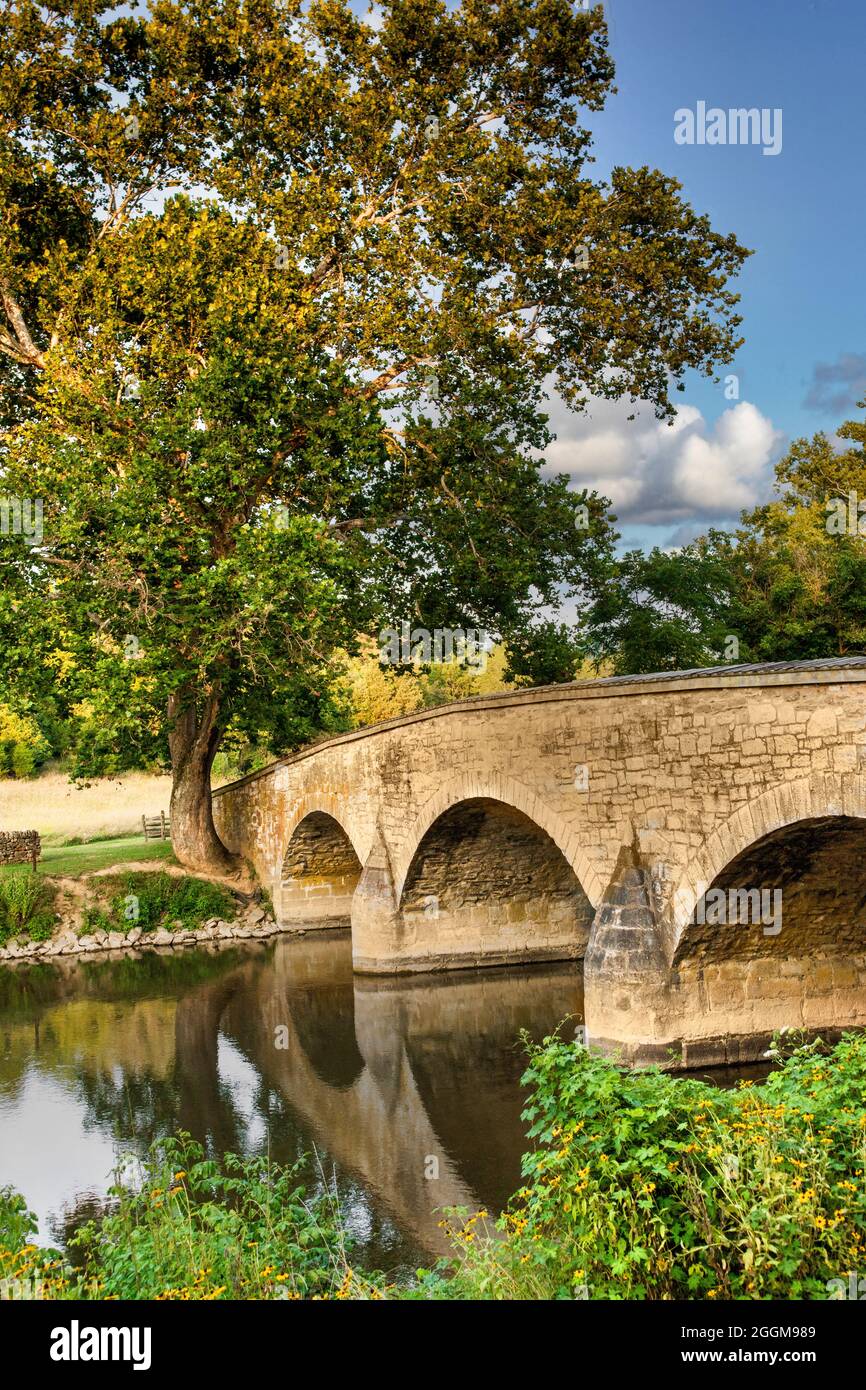 Die steinerne Burnside Bridge über Antietam Creek im Antietam National Battlefield in Maryland. Stockfoto