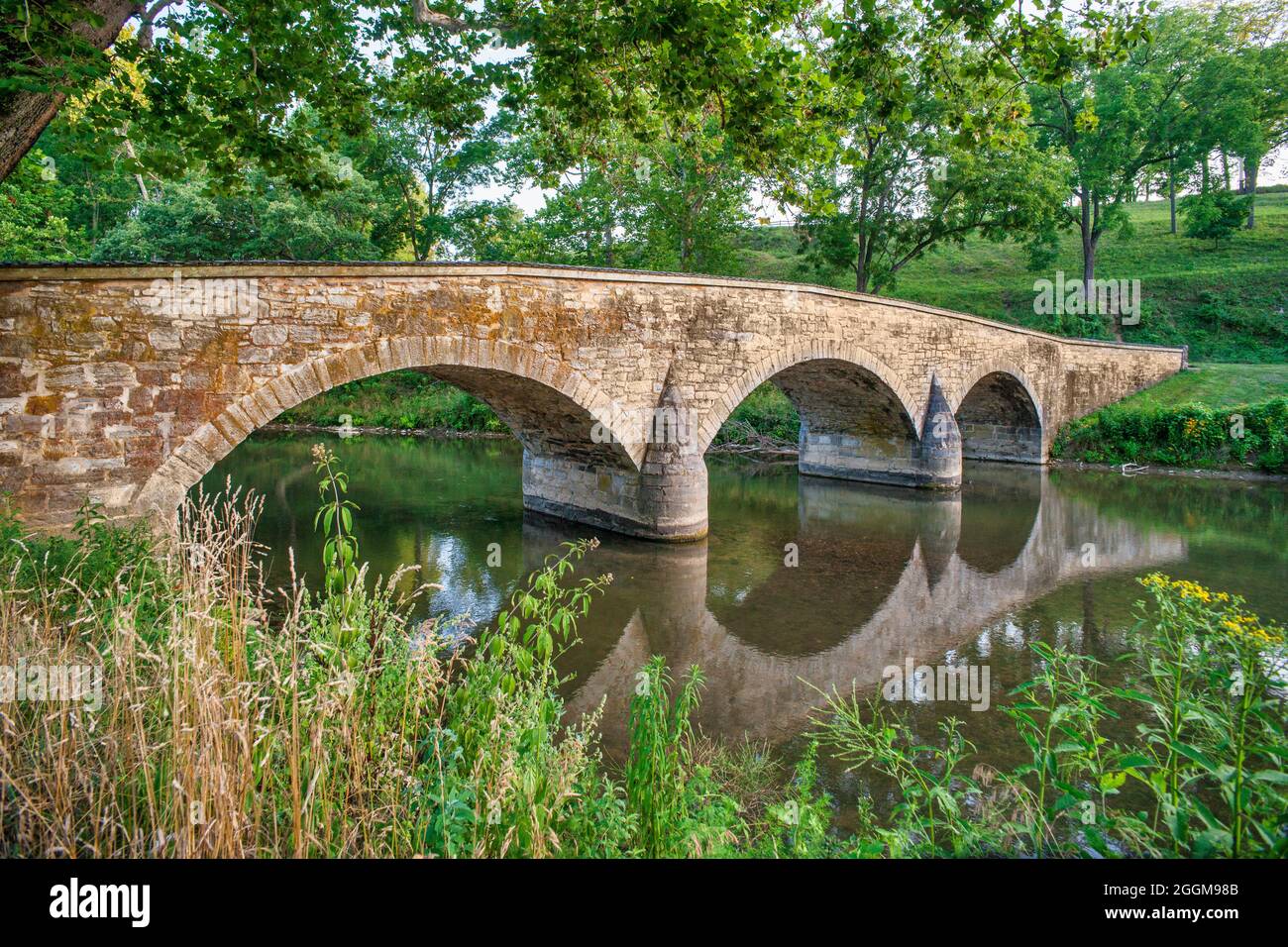 Die steinerne Burnside Bridge über Antietam Creek im Antietam National Battlefield in Maryland. Stockfoto