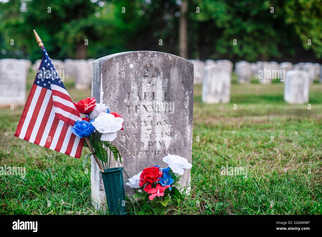 Ein Grab eines Unionsveterans auf dem Antietam National Cemetery in Sharpesburg, Maryland. Stockfoto