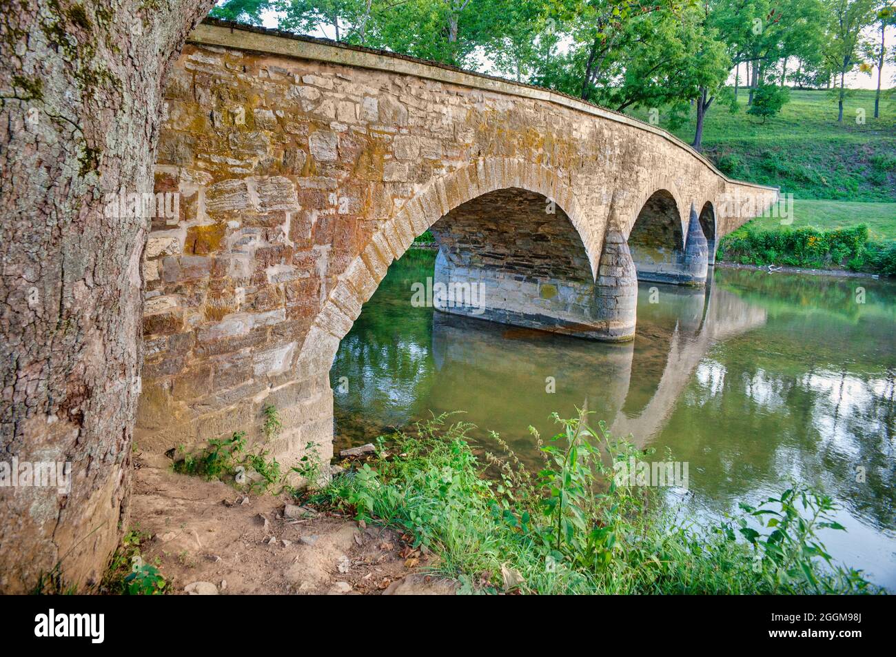 Die steinerne Burnside Bridge über Antietam Creek im Antietam National Battlefield in Maryland. Stockfoto