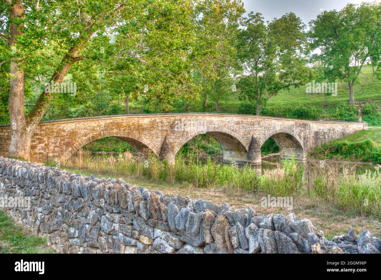Die steinerne Burnside Bridge über Antietam Creek im Antietam National Battlefield in Maryland. Stockfoto