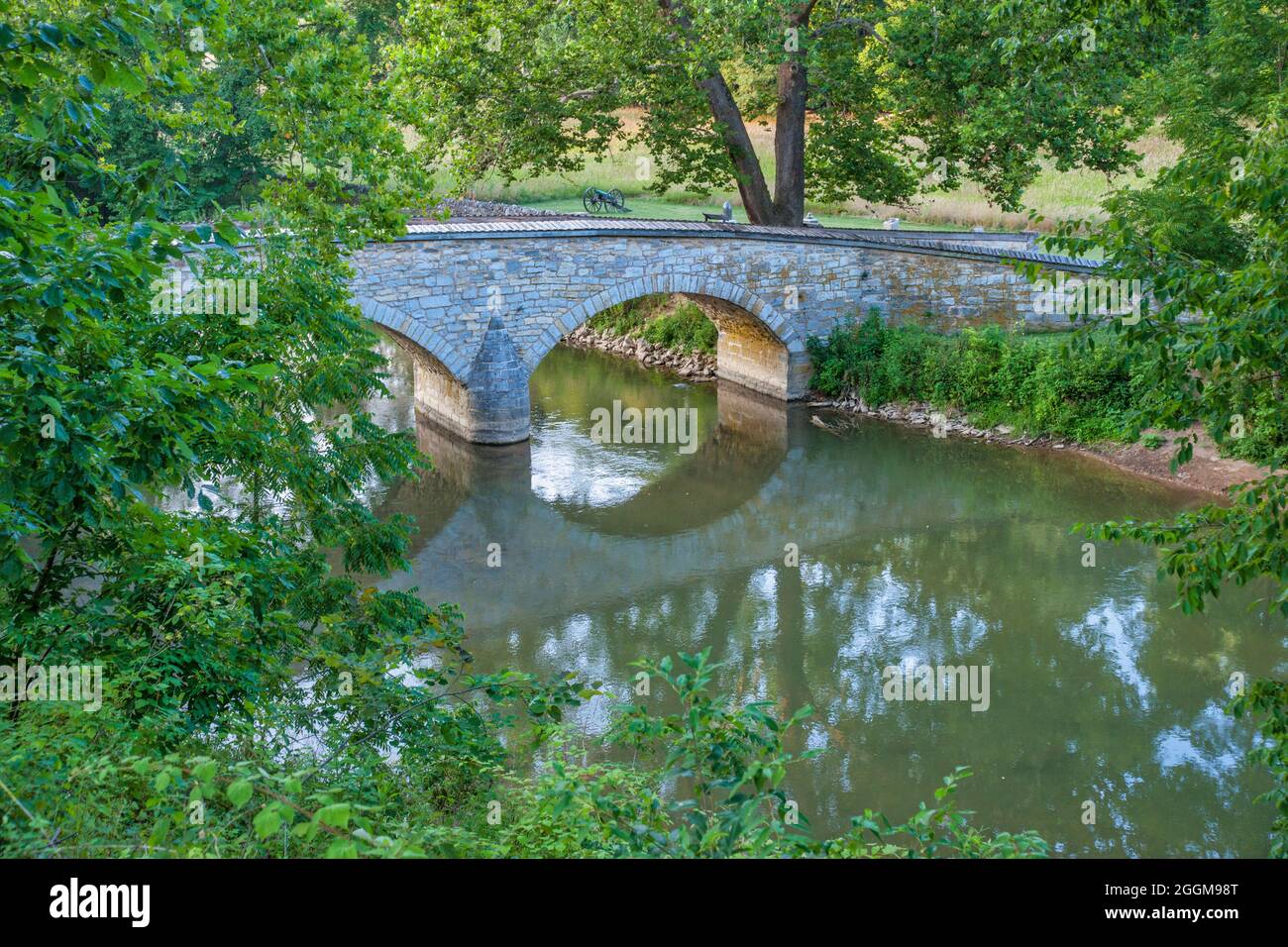 Die steinerne Burnside Bridge über Antietam Creek im Antietam National Battlefield in Maryland. Stockfoto