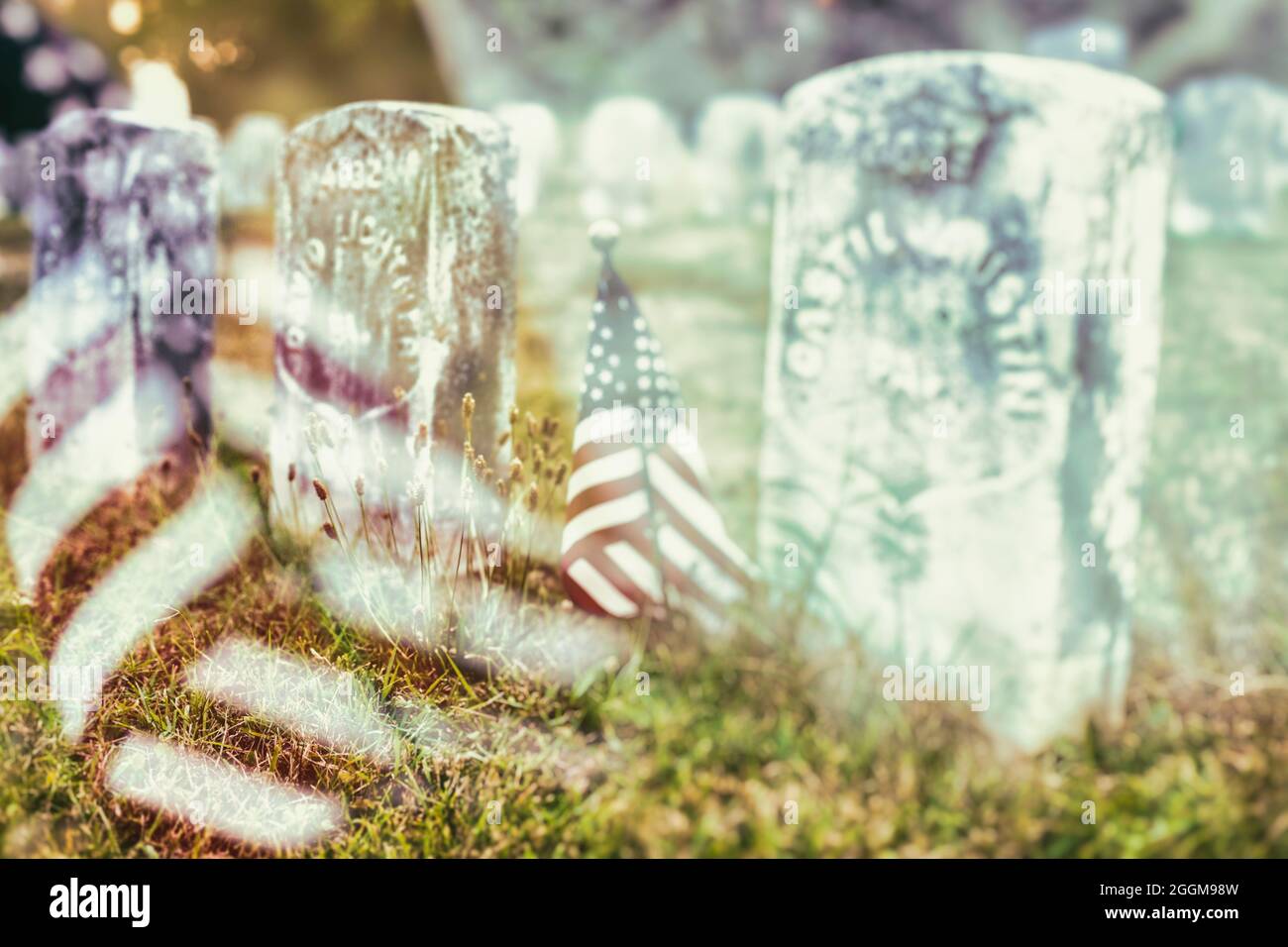Doppelbelichtung der amerikanischen Flagge über den Gräbern von Gewerkschaftstödlichkeiten auf dem Antietam National Cemetery in Sharpesburg, Maryland. Stockfoto
