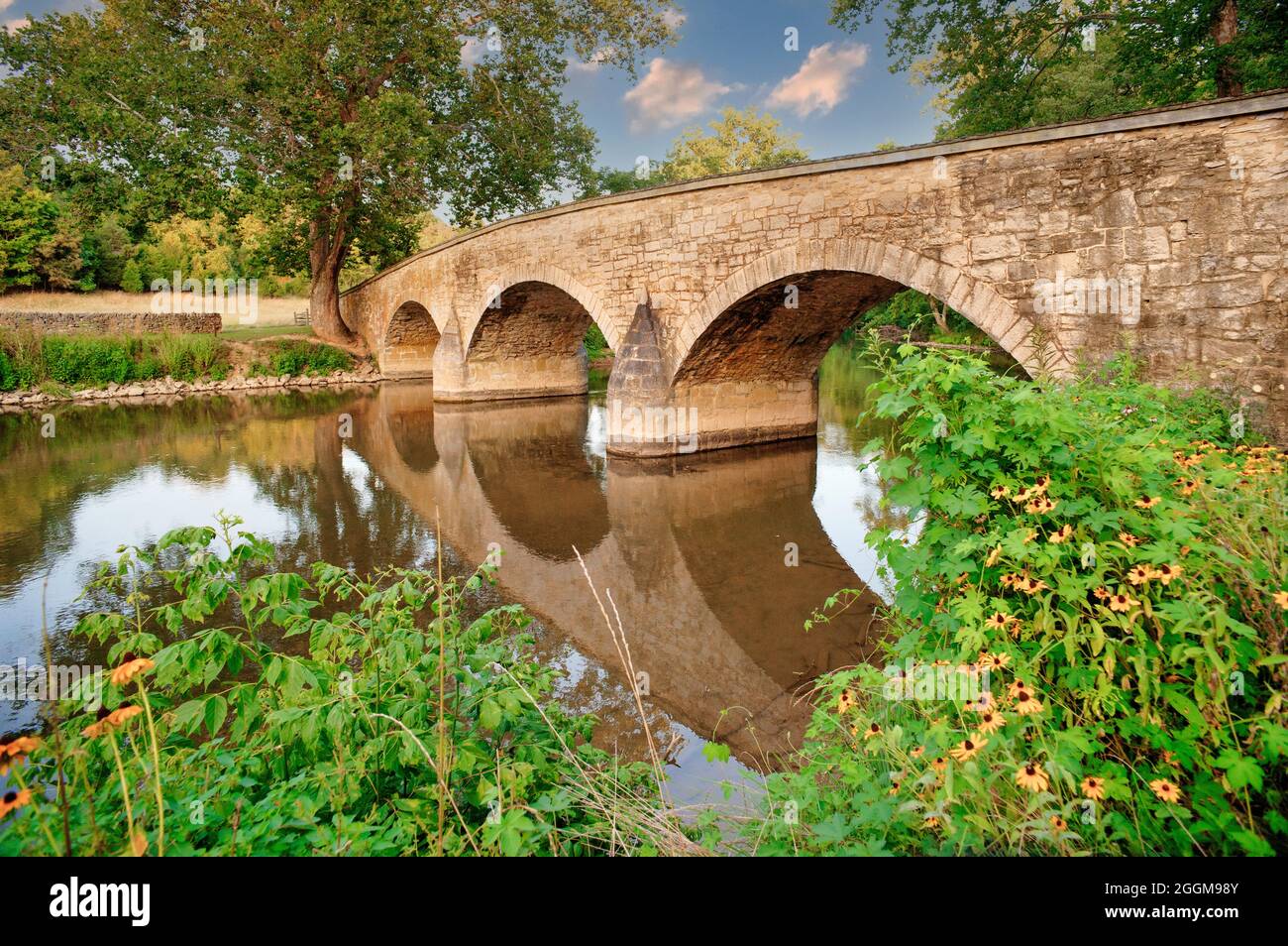 Die steinerne Burnside Bridge über Antietam Creek im Antietam National Battlefield in Maryland. Stockfoto