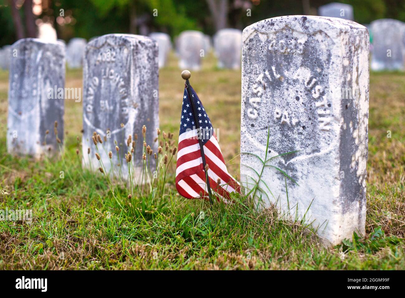Eine kleine amerikanische Flagge markiert die Gräber von Unionstoten auf dem Antietam National Cemetery in Sharpesburg, Maryland. Stockfoto