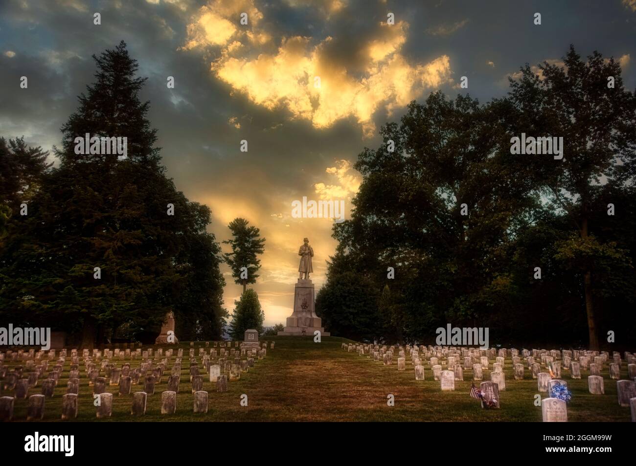 Blick auf das Private Soldier Monument in der Abenddämmerung auf dem Antietam National Cemetery in Sharpesburg, Maryland. Stockfoto