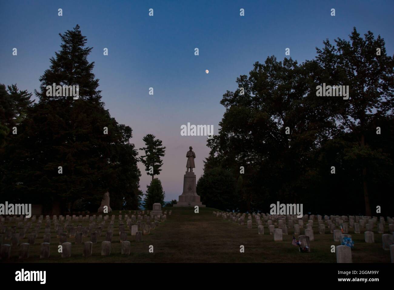 Blick auf das Private Soldier Monument in der Abenddämmerung auf dem Antietam National Cemetery in Sharpesburg, Maryland. Stockfoto