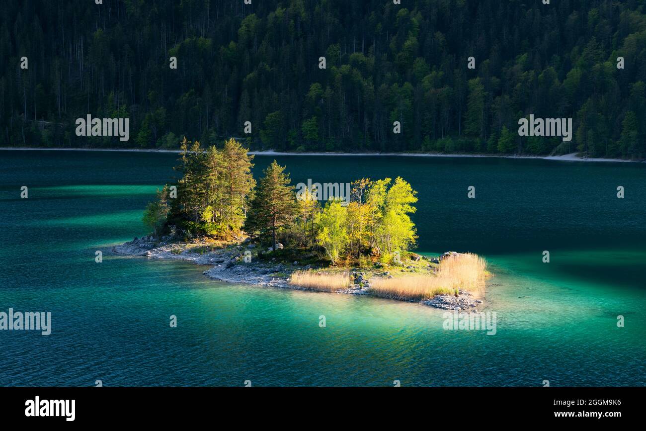 Türkisfarbener Eibsee mit einer kleinen Insel im Sommer. Grainau, Bayern, Deutschland, Europa Stockfoto