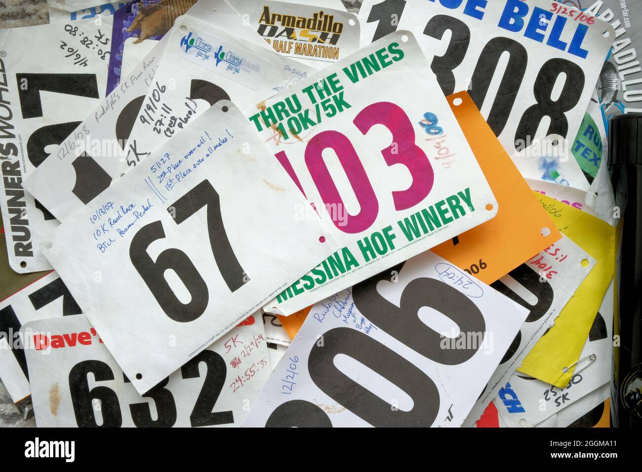 Sortierte und zufällige Lätzchen von 5- und 10-km-Läufen und Straßenrennen mit handschriftlichen Ergebnissen, Zeiten und Daten; Läufe Lätzchen. Stockfoto