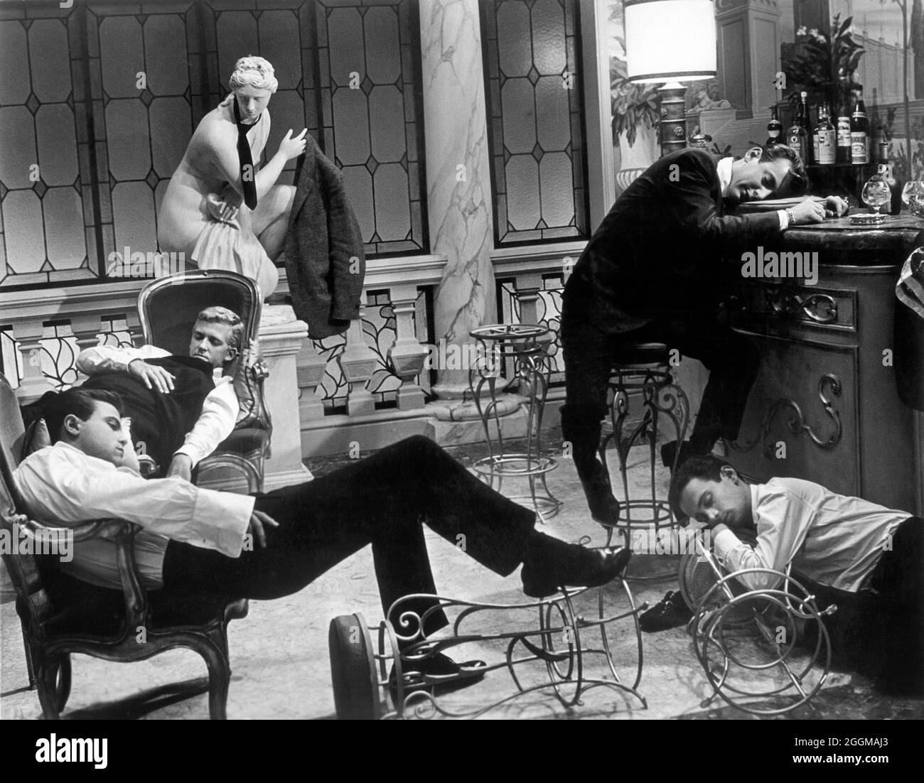 Chris Seitz, Michael Eden, Bobby darin (an der Bar), Joel Grey, am Set des Films, „Come September“, Universal Picturs, 1961 Stockfoto