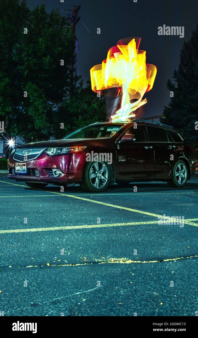 Ein Long Exposure Foto des Acura TSX Wagon meiner Freundin. Sie winkte mit einem Lichtstab über dem Auto, um das Licht über dem Auto zu erzeugen. Stockfoto