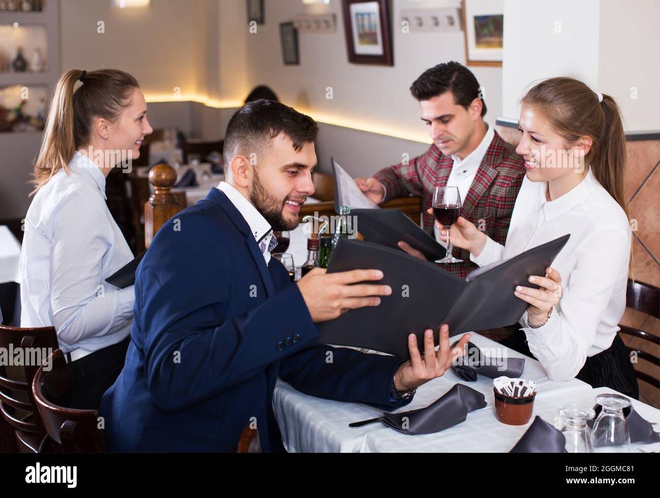 Freunde, die eine Mahlzeit aus der Speisekarte auswählen Stockfoto