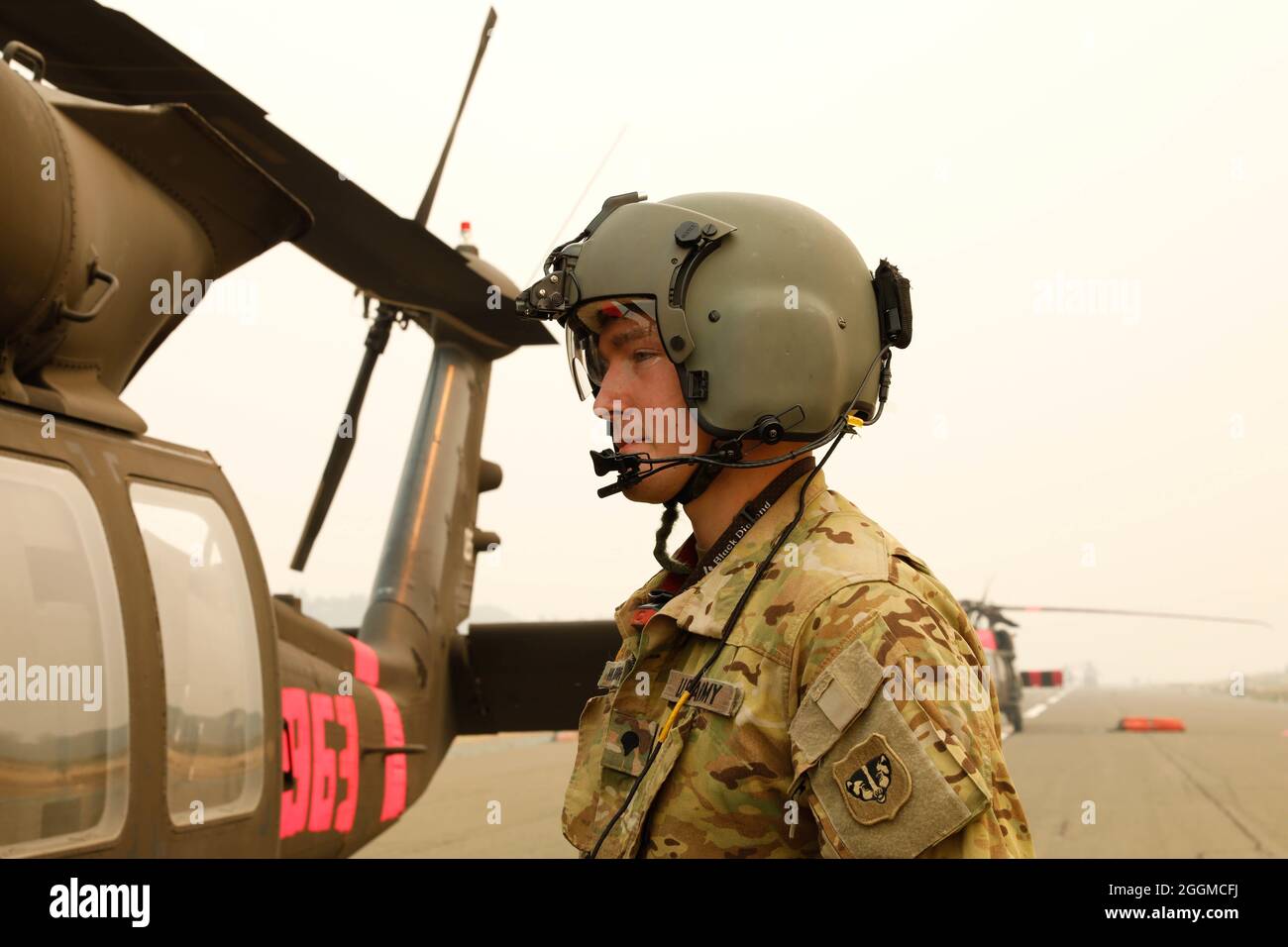 SPC der US-Armee. Carter Hildebrandt, ein UH-60 Black Hawk-Crewchef mit dem 1-147. Luftfahrtbataillon der Wisconsin National Guard bereitet das Flugzeug auf den Fall vor, dass es über dem Caldor-Feuer auf dem Placerville Airport, Placerville, Kalifornien, fällt, 20. August 2021. Die Wisconsin Guard ist eine Hilfe der California National Guard bei der Bekämpfung von Waldbränden im ganzen Staat. Stockfoto