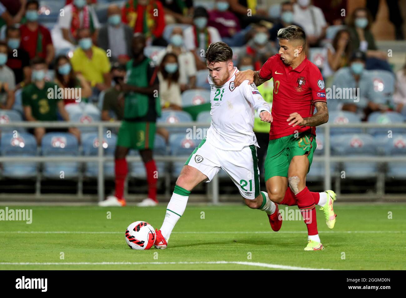 Faro, Portugal. September 2021. Irlands Stürmer Aaron Connolly (L) steht während des FIFA World Cup 2022 European Qualifying Round Group A Fußballspiels in Faro, Portugal, am 1. September 2021, mit Portugals Verteidiger Joao Cancelo auf dem Spiel. Quelle: Pedro Fiuza/Xinhua/Alamy Live News Stockfoto