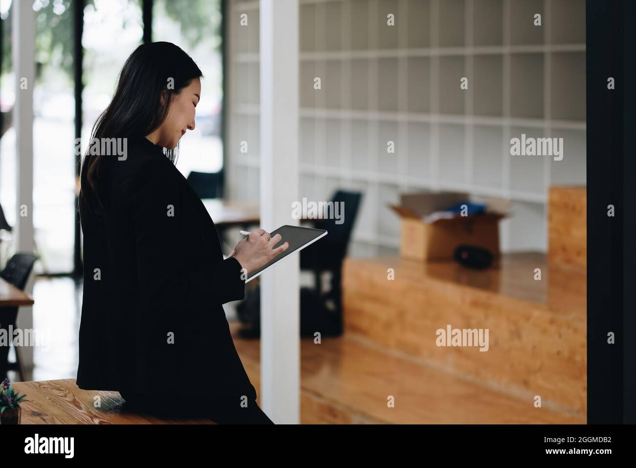 Asiatische attraktive weibliche professionelle Zeichnung mit Stylus-Stift auf digitalem Tablet, Business-Finanz-Konzept Stockfoto