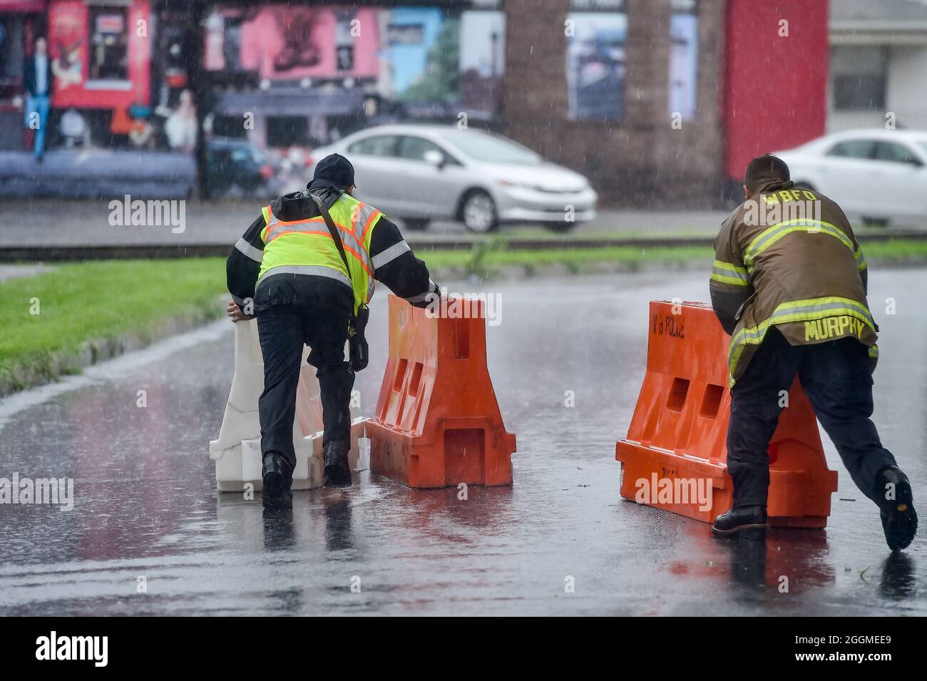 Wilkes Barre, Usa. September 2021. Feuerwehrleute verschieben aufgrund von Überschwemmungen Barrikaden, um eine Straße zu schließen. Die Überreste des Sturmgebetes Ida ziehen die Ostküste hinauf und verursachen Überschwemmungen und Evakuierungen in niedrig gelegenen Gemeinden. Der Susquehanna River fließt durch die Innenstadt, wie auch viele Bäche, die oft Grund zur Sorge wegen Überschwemmungen waren. (Foto von Aimee Dilger/SOPA Images/Sipa USA) Quelle: SIPA USA/Alamy Live News Stockfoto