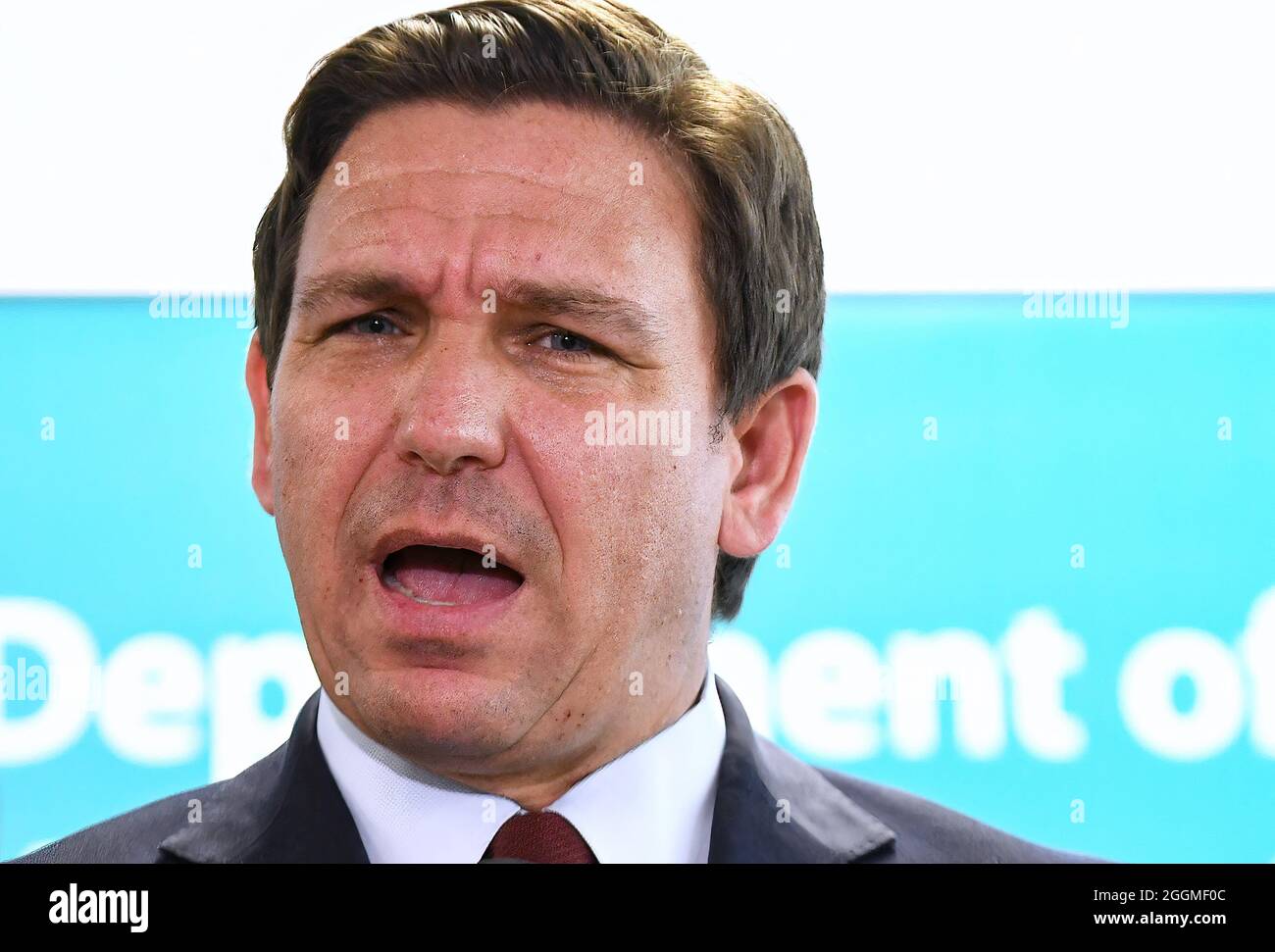 Viera, Usa. September 2021. Der Gouverneur von Florida, Ron DeSantis, hält eine Pressekonferenz im Gesundheitsministerium von Florida in Viera, Florida ab, um bekannt zu geben, dass der Bundesstaat Florida landesweit mehr als 40,000 monoklonale Antikörperbehandlungen für COVID-19-Patienten an 21 staatlichen Behandlungszentren durchgeführt hat. In der vergangenen Woche meldete Florida in seinem wöchentlichen Bericht 1,727 COVID-19-Todesfälle, die meisten, die verzeichnet wurden. Kredit: SOPA Images Limited/Alamy Live Nachrichten Stockfoto