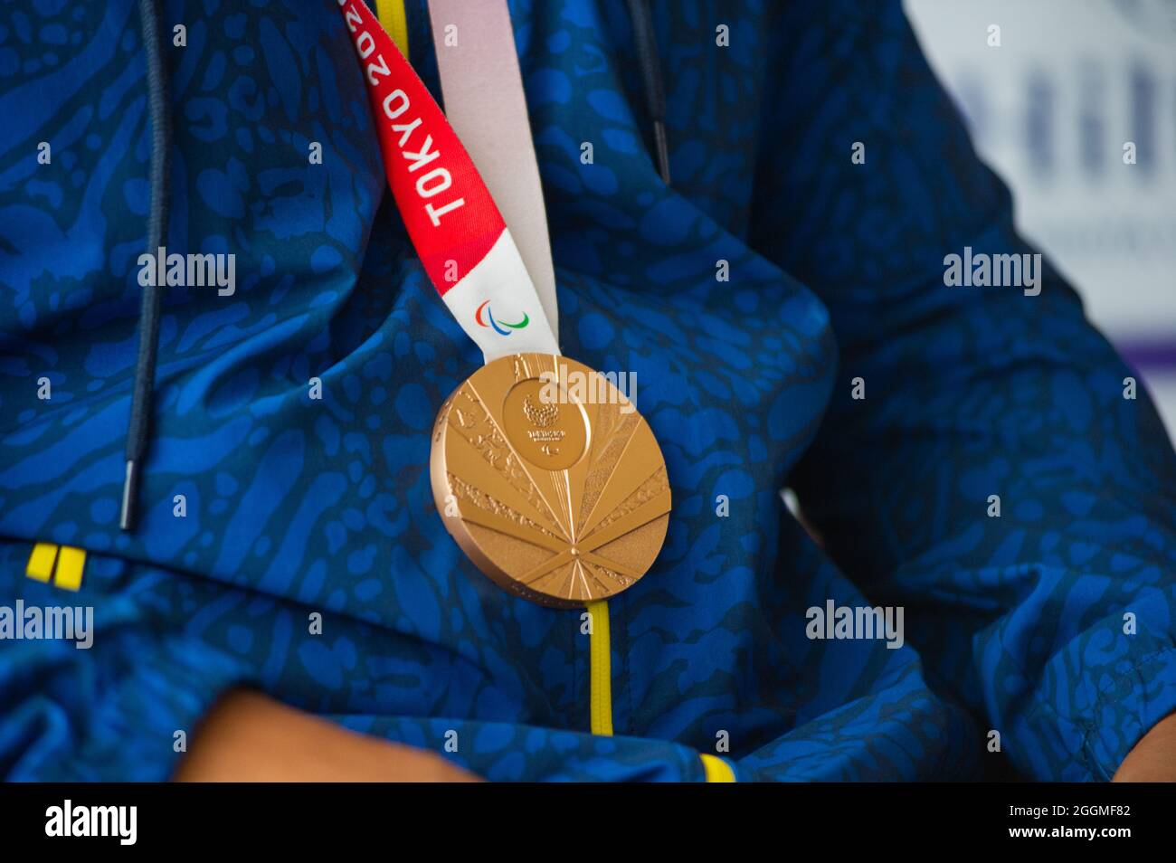 Fabio Torres, Parapowerlifting-paralympics-Medaillengewinnerin, zeigt seine Bronzemedaille während einer Veranstaltung im Hilton Corferias Hotel, nachdem die Paralympics-Medaillengewinnerinnen Fabio Torres und Moises Fuentes 100 nach ihrer Teilnahme an den Paralympischen Spielen 2020+1 in Tokio die Bronzemedaille in Kolumbien eintrafen. Am 1. September 2021 in Bogota, Kolumbien. Stockfoto