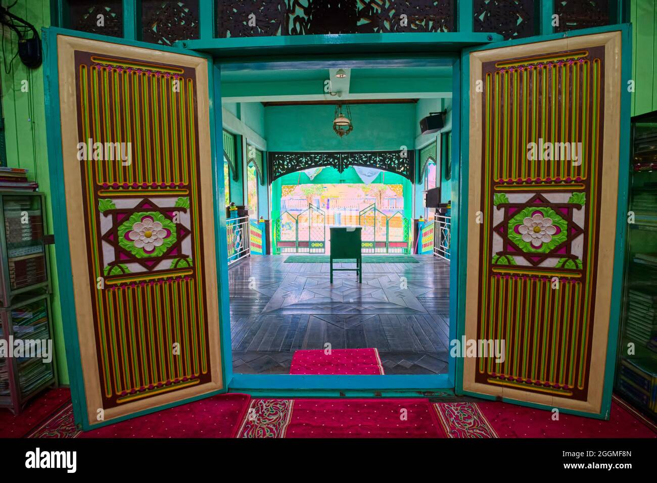 Einige der Türen in der Moschee werden immer noch gewartet, da sie in gutem Zustand sind. Auf dem östlichen Türblatt befinden sich fünf Zeilen arabischer InSCR Stockfoto