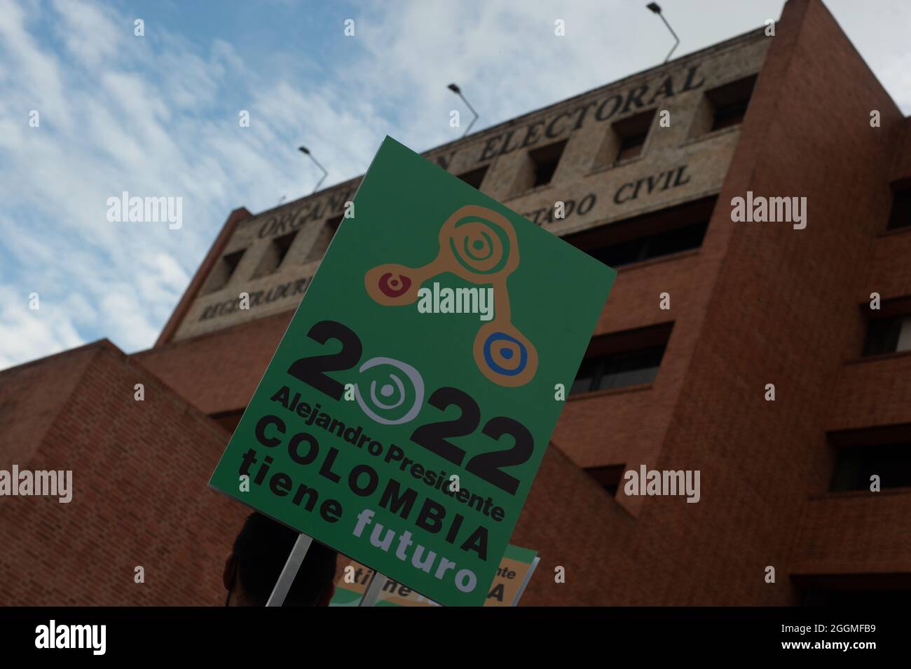 Alejandro Gaviria, ehemaliger Dekan der Universität Los Andes und Gesundheitsministerium (2012-2018), startet seine Präsidentschaftskandidatur am 1. September 2021 beim Wahlausschuss in Bogota, Kolumbien. Stockfoto