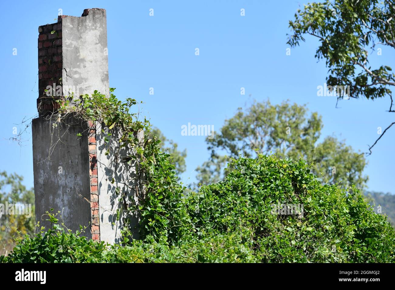 Alte Schornsteinreliquie aus der historischen Bergbaustadt Burrundie im Northern Territory, Australien. Stockfoto