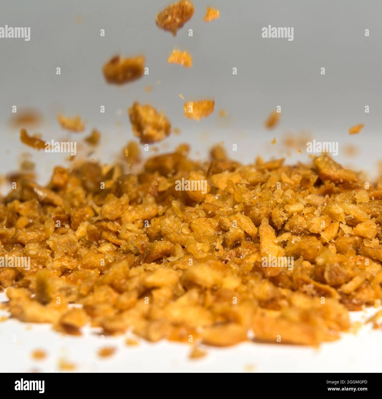 Frische und würzig geröstete Knoblauchstückchen Stockfoto